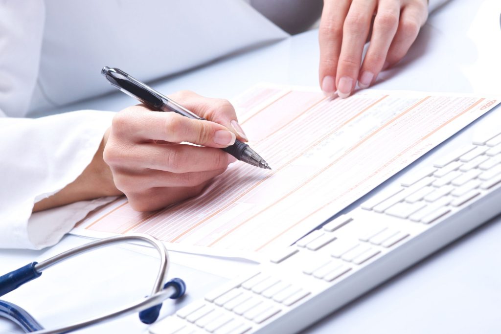 Main feminine remplissant un document